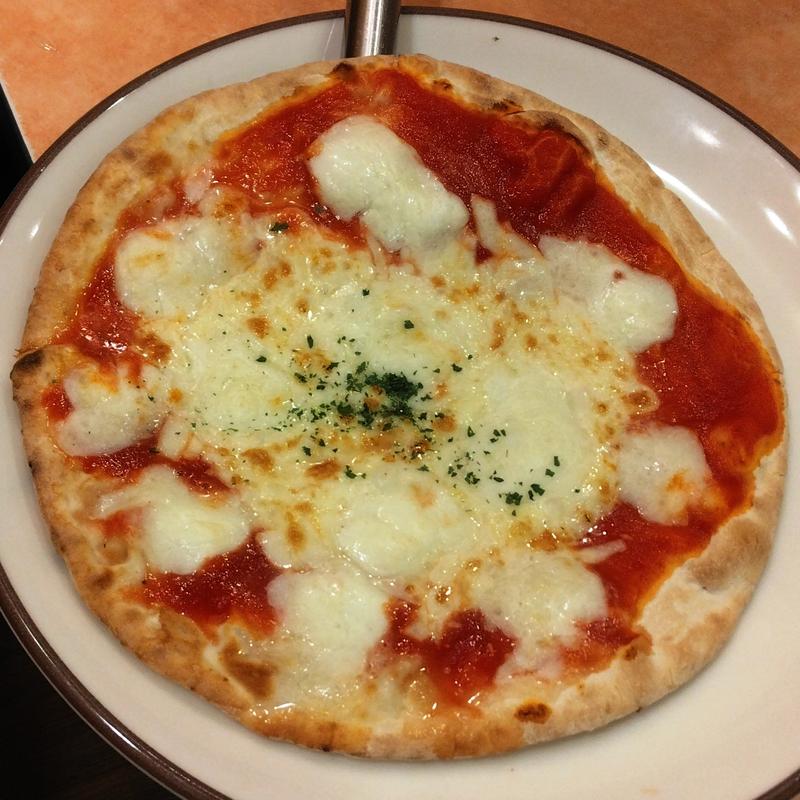 バッファローモッツァレラのピザ(サイゼリヤ 新川崎スクエア店)