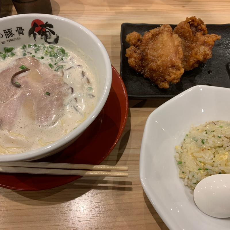 満腹（泡豚骨　唐揚げ2個　半炒飯(俺の豚骨 総本店)