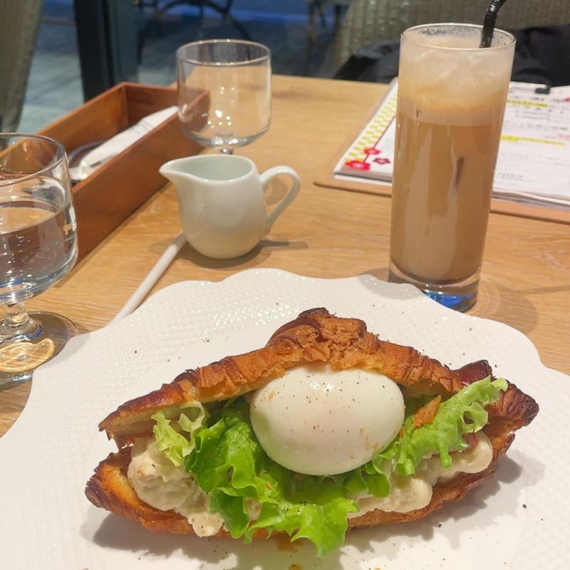 たまご丸ごととろーりクロワッサンサンド 燻製チーズ味(ミュゼカラト)