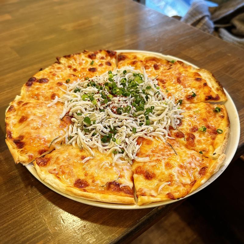 山盛りしらすのピッツァ(魚介バル いかり屋kitchen)