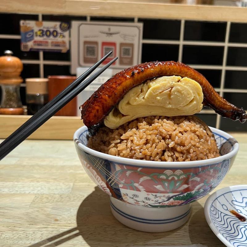 そびえる鰻玉丼(うなぎの蒲の穂焼 牛タン 焼鳥 馬刺し いづも ルクアバルチカ)