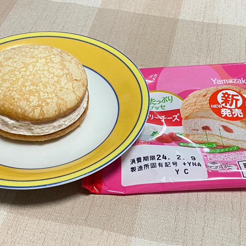 クリームたっぷり生ブッセ ストロベリーチーズ(ワイストア 津島駅東店)