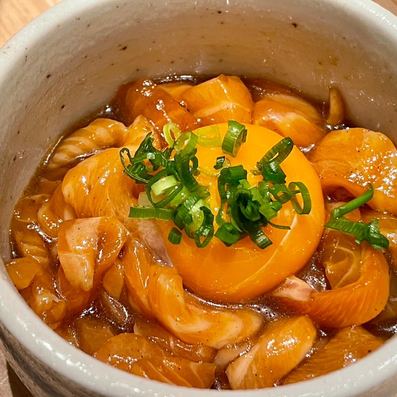 生サーモンユッケ(函館 森町しげぞう さいたま新都心店)