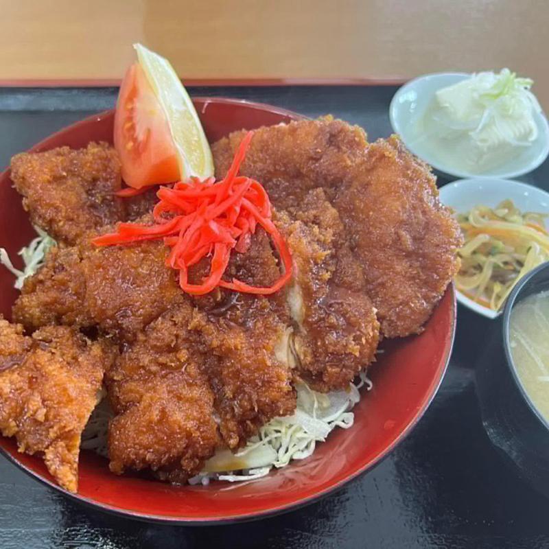 ビッグチキンソースカツ丼(お食事処 楽笑)