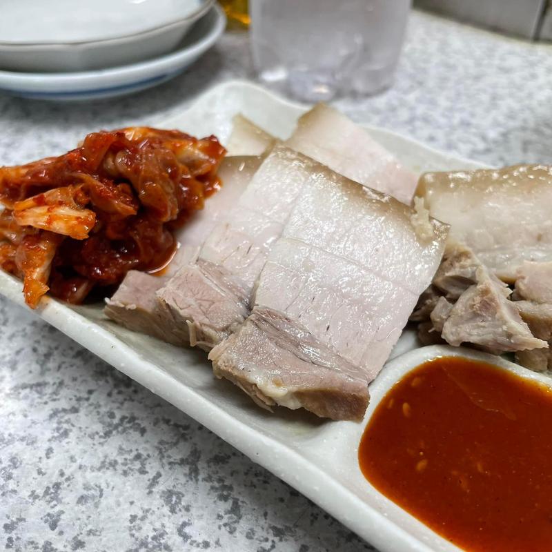 俺の蒸し豚キムチ付き(三代目 立ち呑み処 おかもと)