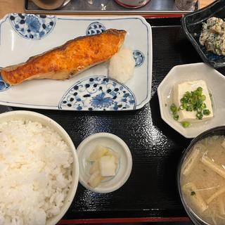 厚切り甘塩鮭定食(大衆酒場 五の五 一番町店)