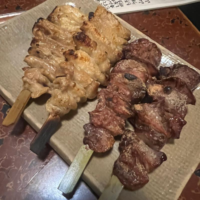 皮とレバー塩串(やきとり五鉄)