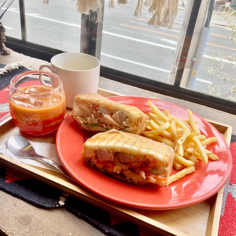 エスニックチキンサンド(アジアンバル タイダイ)