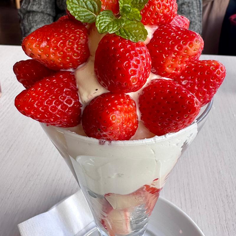 いちごパフェ(フルーツパーラーむらはた)