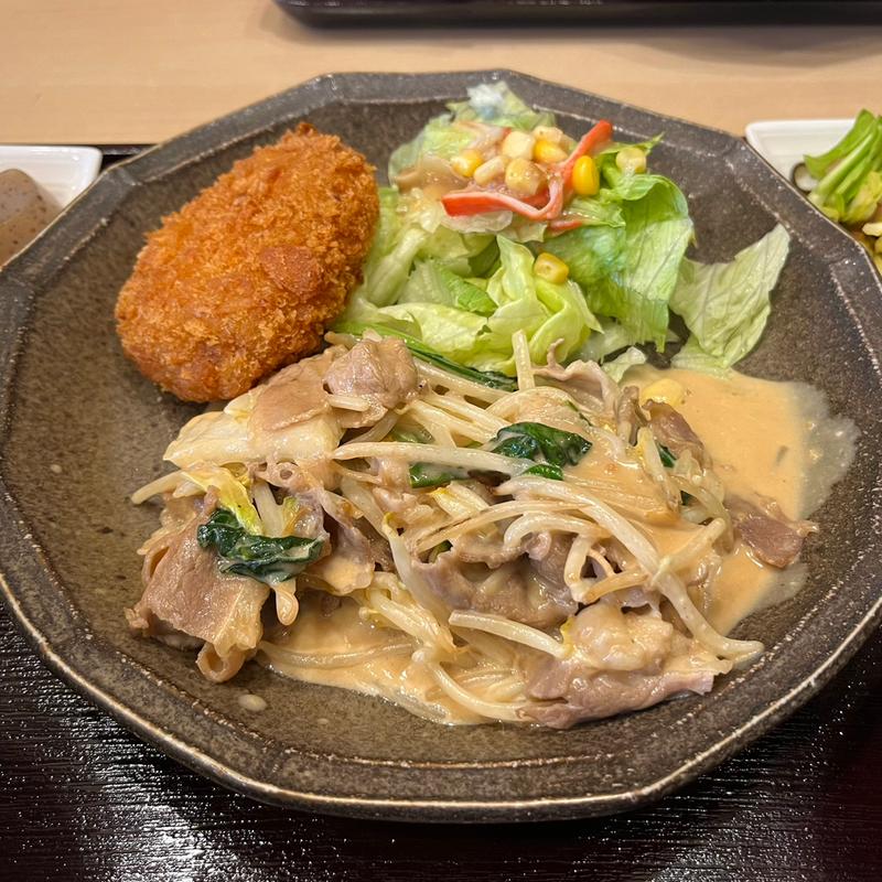 牛肉と旬野菜のマヨポン炒めと牛肉コロッケ(絆 旬の肴と和み酒場)