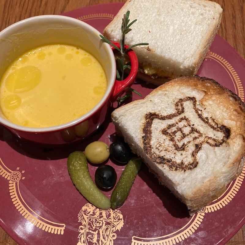 ホグワーツチーズトースティ　グリフィンドール　ポーク＆オニオン(Harry Potter cafe)