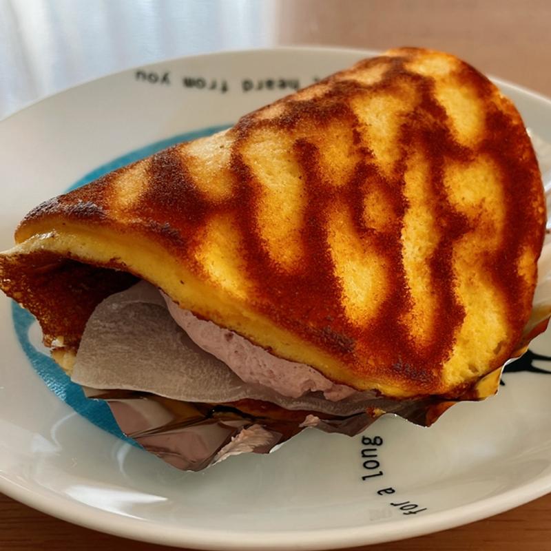 いちご餅どら焼き(有限会社 彩花苑 武庫之荘店)