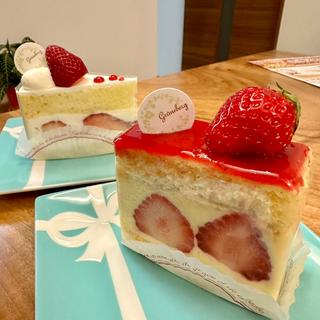 いちごのケーキとフレジェ(菓子工房 グリューネベルク)