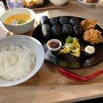 肉まる餃子8カラ定食(餃子8個、ご飯、スープ、唐揚げ2個、漬物、食べるラー油)(金まる餃子)