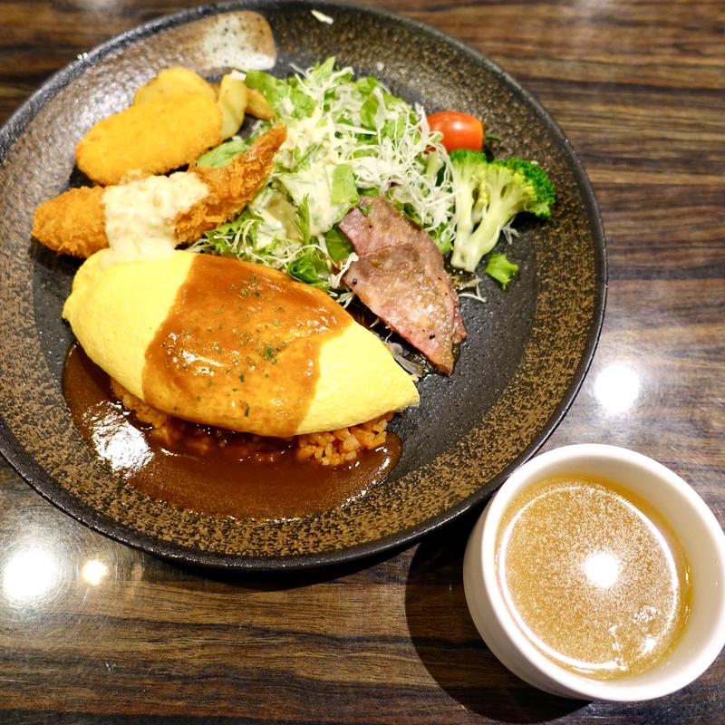 Aプレートランチ〈ふわふわオムライス〉(ビストロバル 羊の家 あべの店)