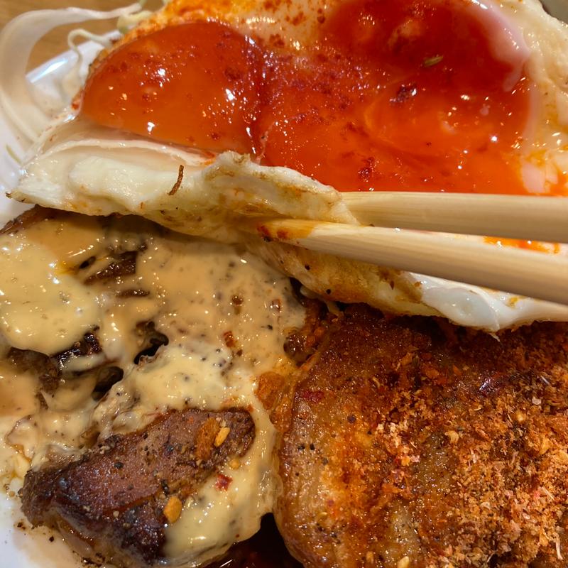 チャーシューエッグ定食(ご飯大盛、目玉焼き＋毛沢東スパイス)(ミートくんの間借り食堂)