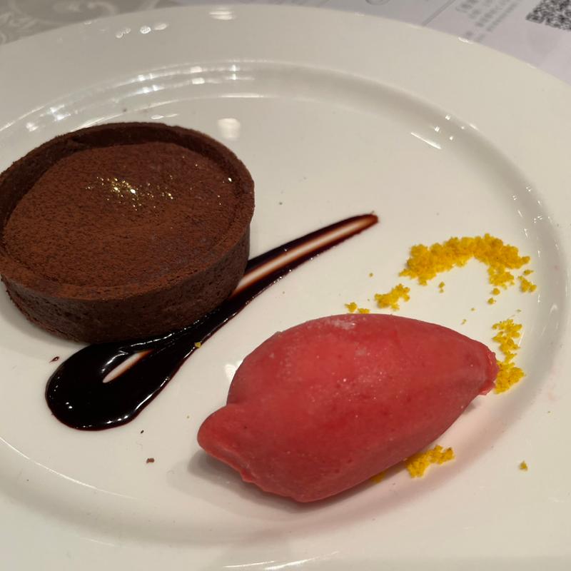 温チョコレートフォンダンケーキ ラズベリーシャーベット添え チョコレートソース(ヒルトン東京 )