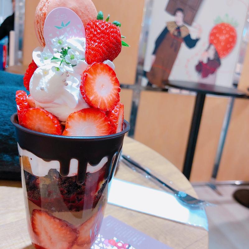 赤いちごのチョコレートパフェ(ライオンカフェ)