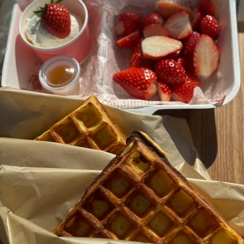 いちごワッフル(Fruit Cafe Ichina(フルーツカフェイチナ))