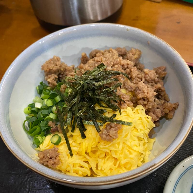 鶏そぼろ丼(味処 井戸端)