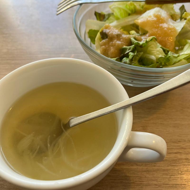 セットのサラダとオニオンスープ(ステーキハウス松木 大宮本郷店)