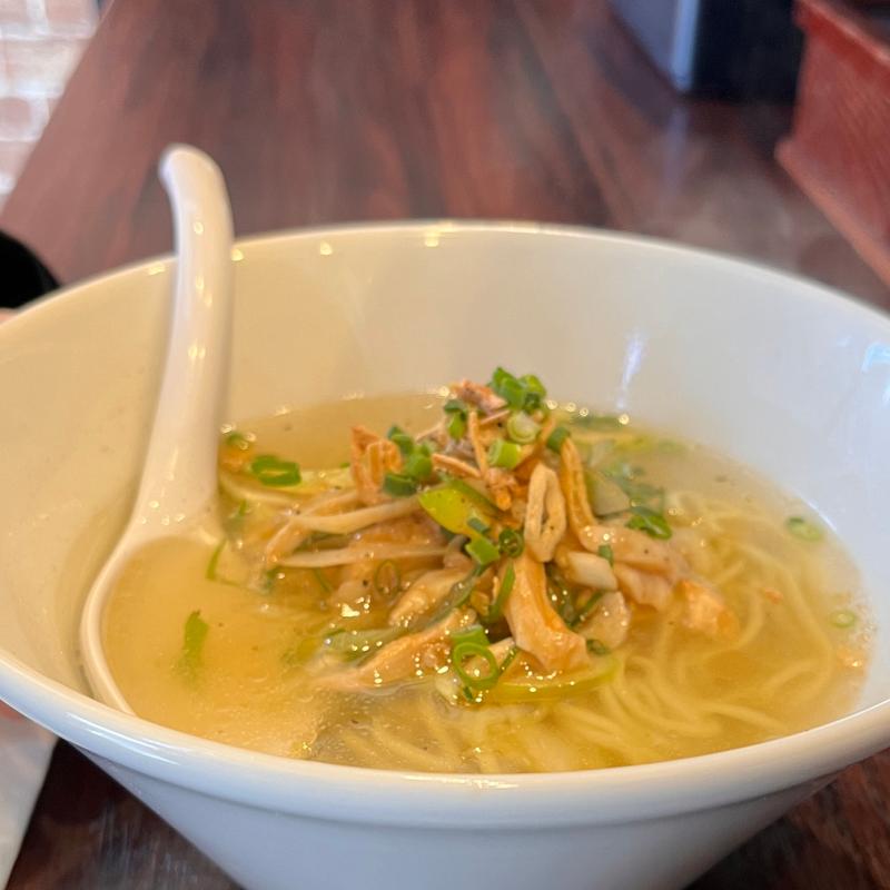 蒸し鶏とネギの塩ソバ(七席中華 コバコ)