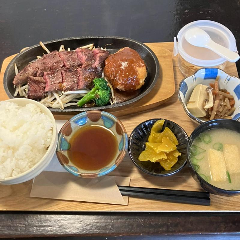 牛ステーキとカニクリームコロッケのセット(カフェレストランfavori)