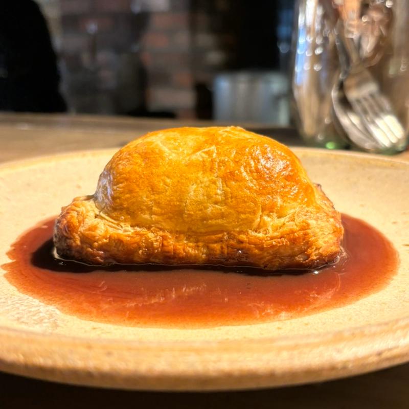 スペイン産プーレジョンヌの赤ワイン煮とフォアグラのパイ包み焼き(lumielune(ルミエルネ))