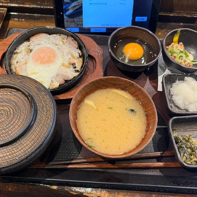 朝豚バラ目玉焼き定食：納豆＋玉子(しんぱち食堂)