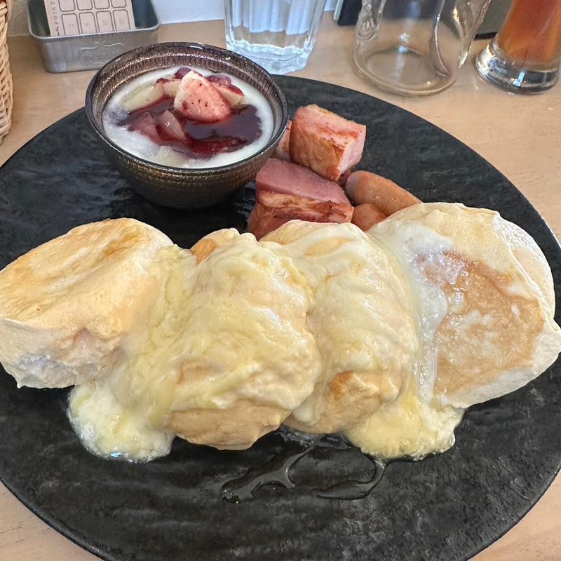 ベーコンとトロトロチーズのパンケーキセット(cafe サテンカーリトイボ)