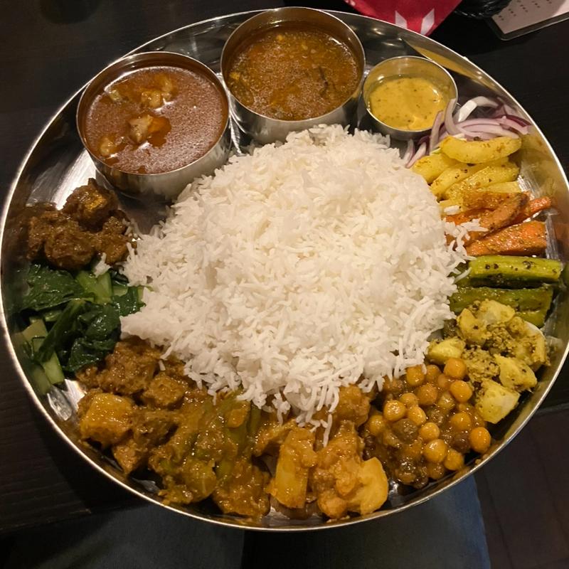 ダルバート(タルカリ10種)(月と太陽)