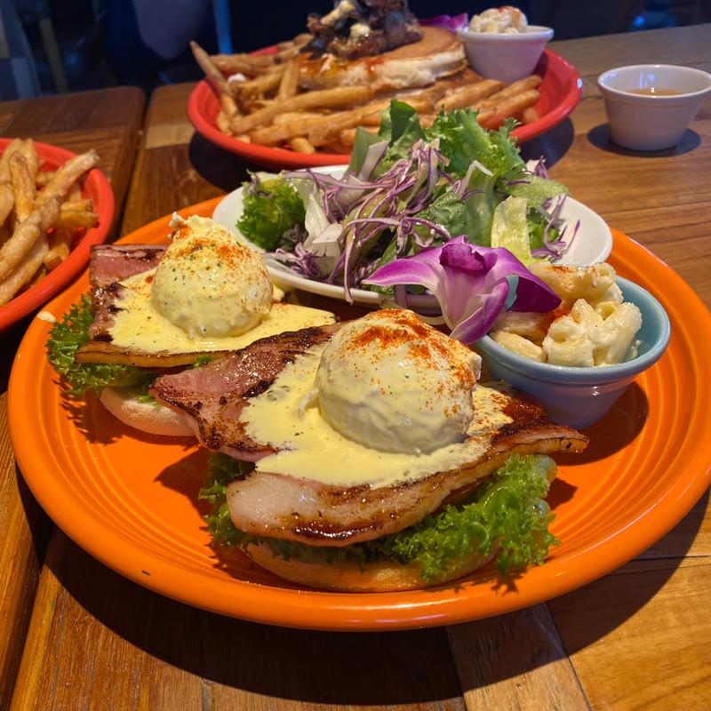 エッグベネディクトベーコンステーキサラダプレート(コナズ珈琲 つくば研究学園店)