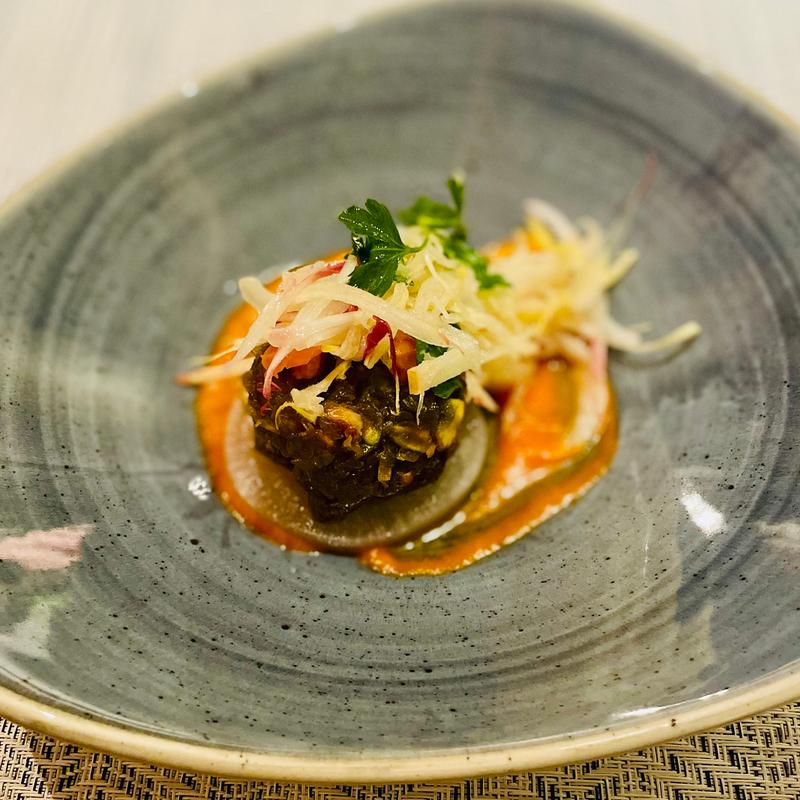 よく煮込んだ牛舌とナッツを混ぜたエシャロットのコンフィチュール タイム風味の大根(RIVERSIDE KITCHEN & BAR)