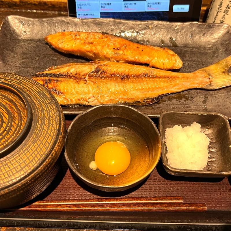 厚切り銀車鮭塩焼き定食：ほっけ半身＋生玉子＋納豆(しんぱち食堂)
