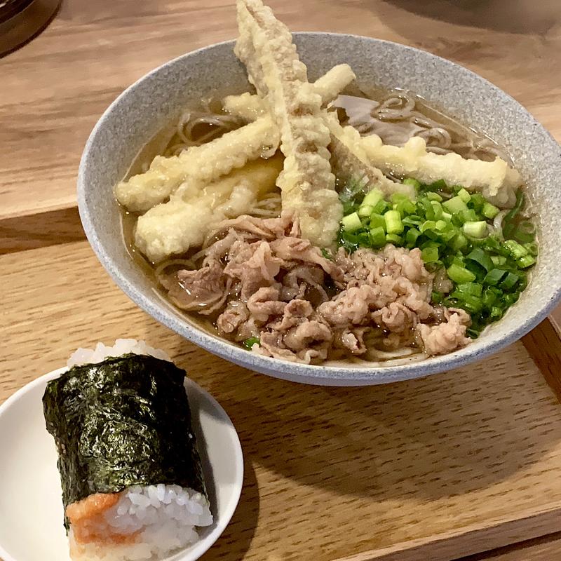 和牛肉ごぼう天そば+日替り俵おにぎり(和風出汁そばスタンド あぼす -ABOS-)