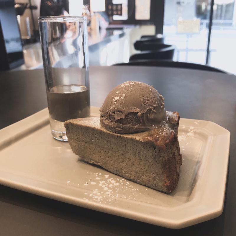 アイスとろける黒胡麻チーズケーキ(maze cafe&bar)
