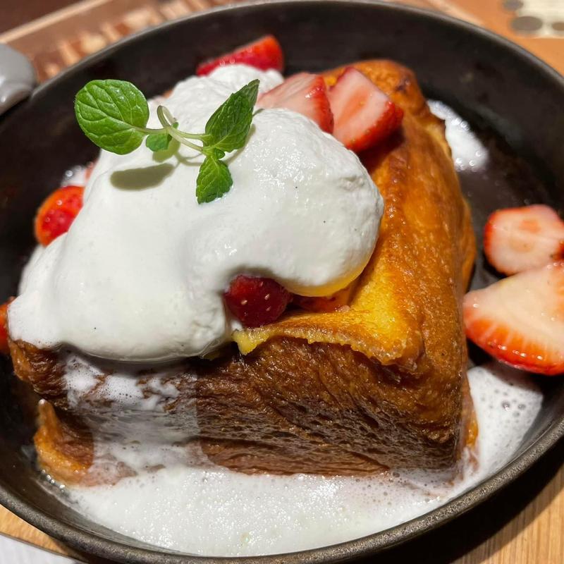 季節の国産フレッシュいちごとバニラシャンティのフレンチトースト(THE FRONT ROOM)