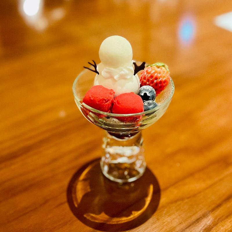 フロマージュとベリームースのスノーマン(RIVERSIDE KITCHEN & BAR)