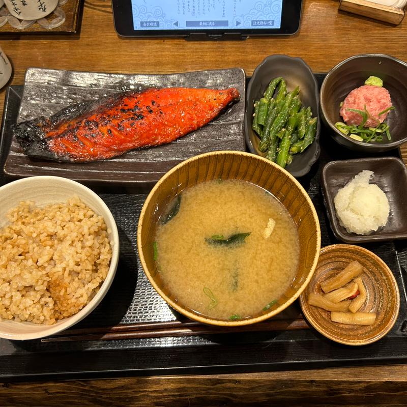 さばみりん干し定食＋ネギトロ＋インゲン(炭火焼干物定食 しんぱち食堂 新宿東南口店)