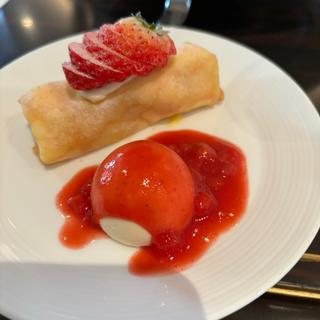 苺クレープバニラアイスクリームと苺のソースを添えて(帝国ホテル東京　インペリアルラウンジ　アクア)