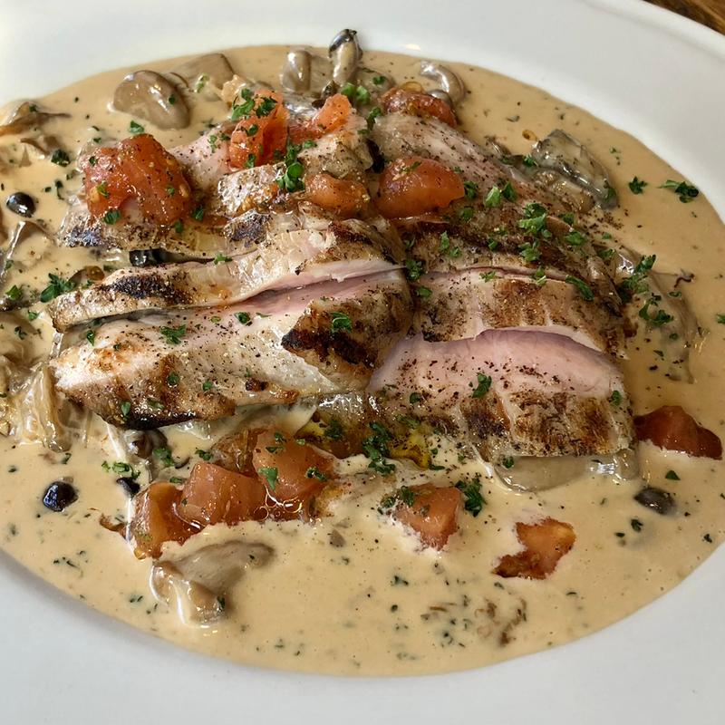 豚もも肉のグリル シャンピニオンソース(LODGE BISTRO SARU学芸大店 （ロッジビストロＳＡＲＵ）)