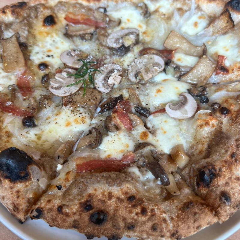 キノコとベーコンのクリームソースピッツァ(シャレード （CHARADE）)