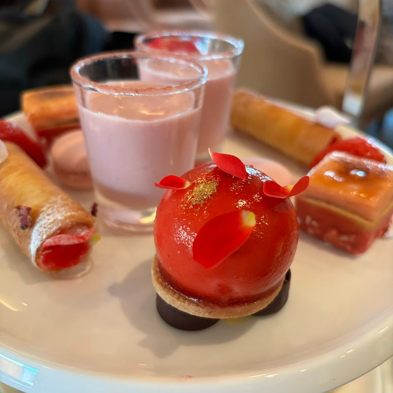 苺とバラのシガレット、苺とバラのシブースト、ラズベリーのマカロン(バーラウンジ インペリアルラウンジ アクア)