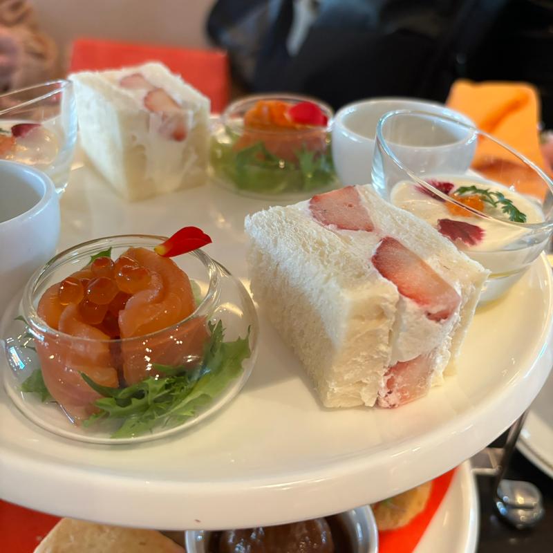 紅ズワイ蟹のタルタルとコキヤージュのジュレイクラとサーモン(バーラウンジ インペリアルラウンジ アクア)