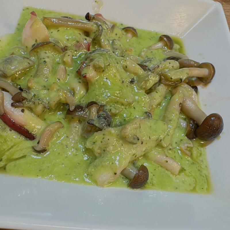 タコ・つぶ貝・キノコのガーリックパセリバターブルゴーニュ風(赤白 新大阪店 （コウハク）)