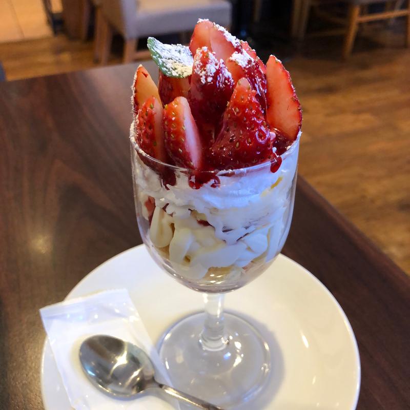 苺のグラスパフェ(グラッチェガーデンズ 練馬土支田店)