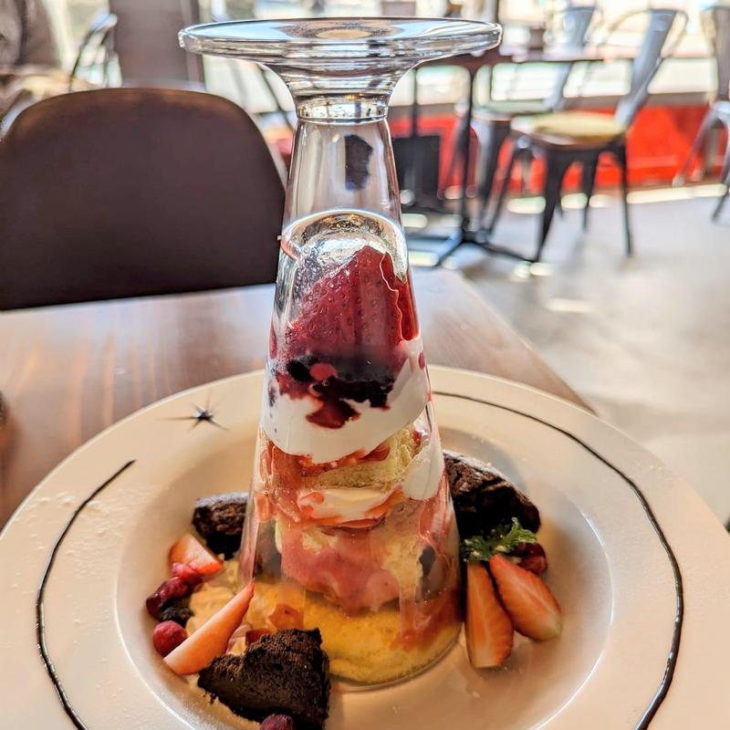 まりひめ苺の逆さパフェ(MIRACOLO Cafe Dining ミラコロカフェダイニング)