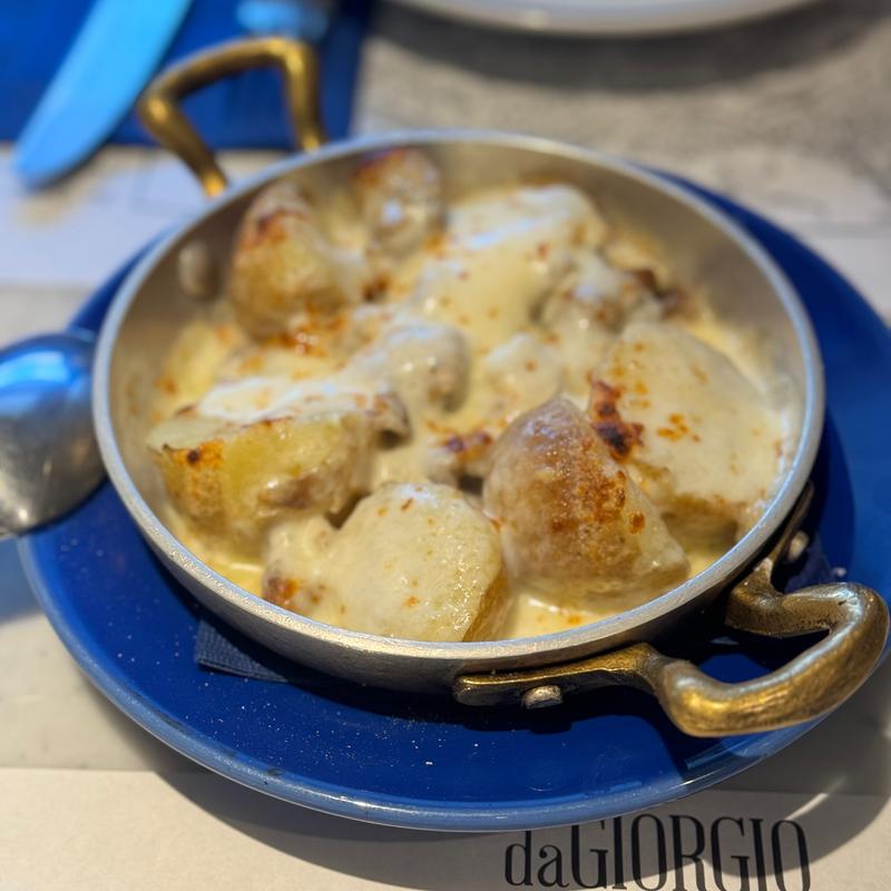 サルシッチャとジャガイモと燻製モッツァレラの窯焼き(ダ ジョルジョ （da GIORGIO）)