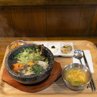 石焼ビビンバ定食(韓国料理 なつめ)