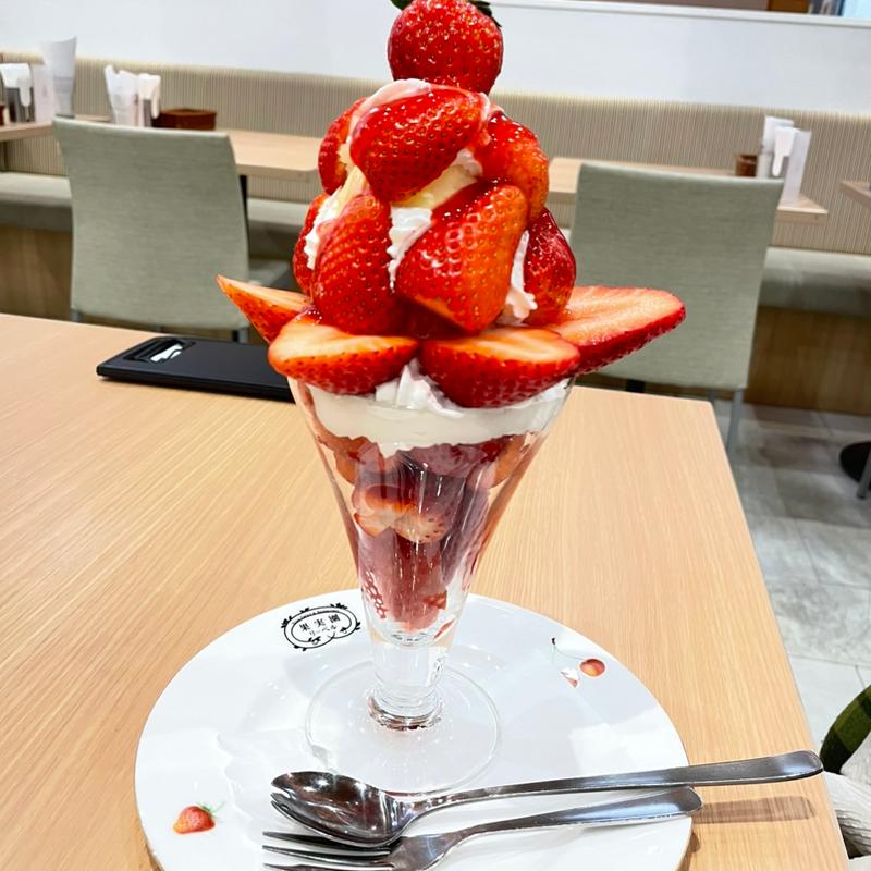 いちごパフェ(果実園リーベル二子玉川)